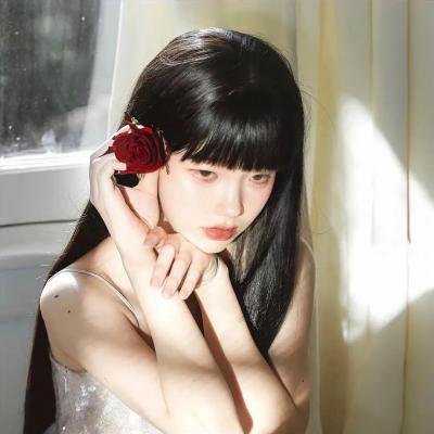 照片里的伴娘
